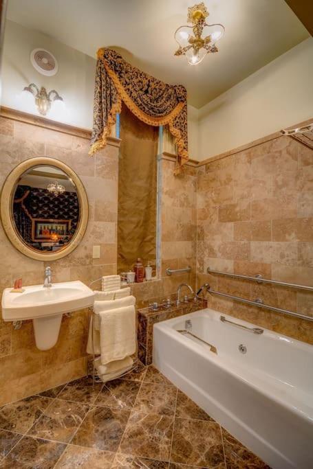 Merry Mansion East Dubuque Bagian luar foto