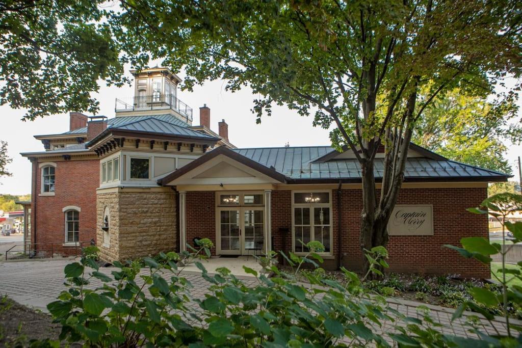 Merry Mansion East Dubuque Bagian luar foto